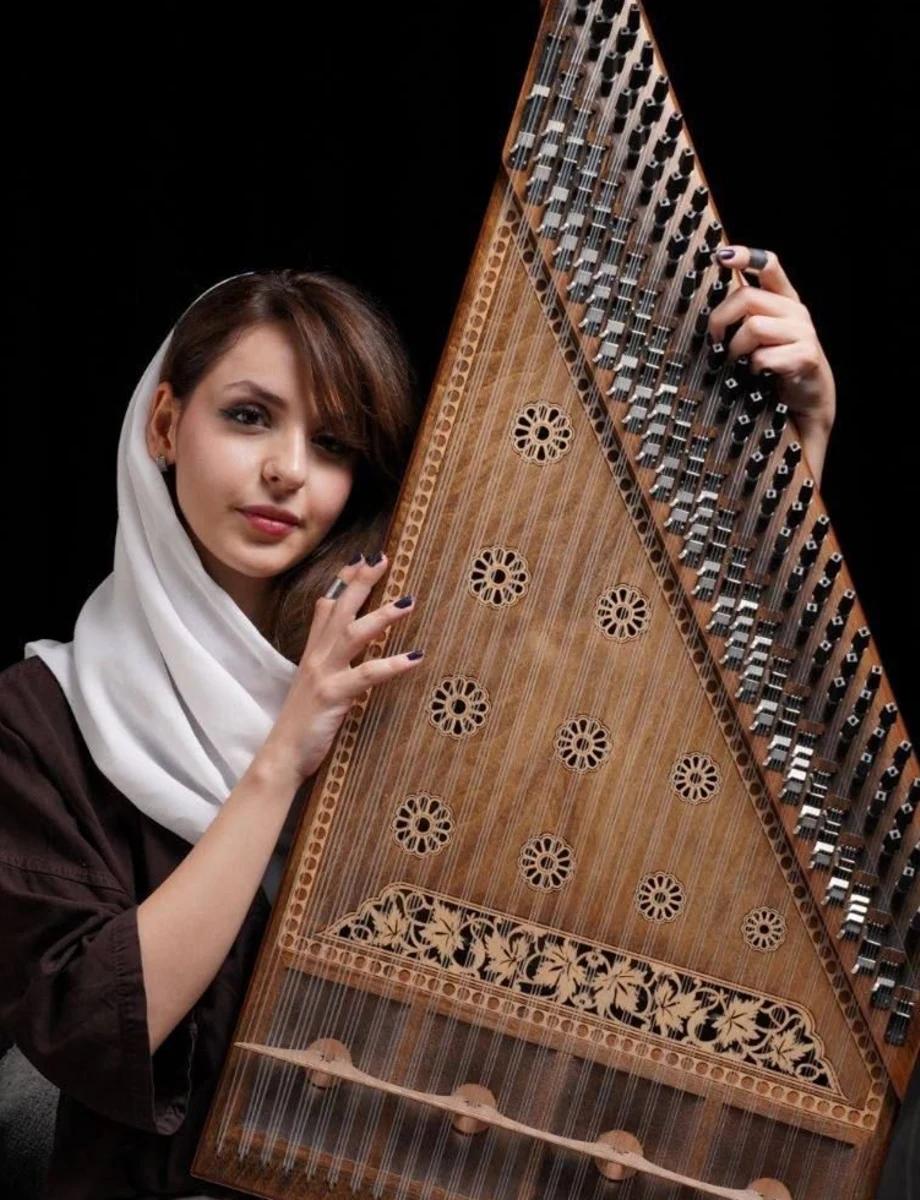 استاد مانیا نیم‌کار